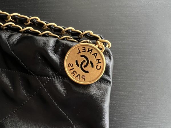  Handbag   Chanel  size  48cmx45cmx10 cm