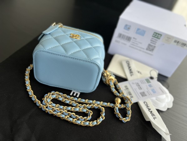  Handbag   Chanel  AP1447  size  8.5cmx11cmx7 cm 