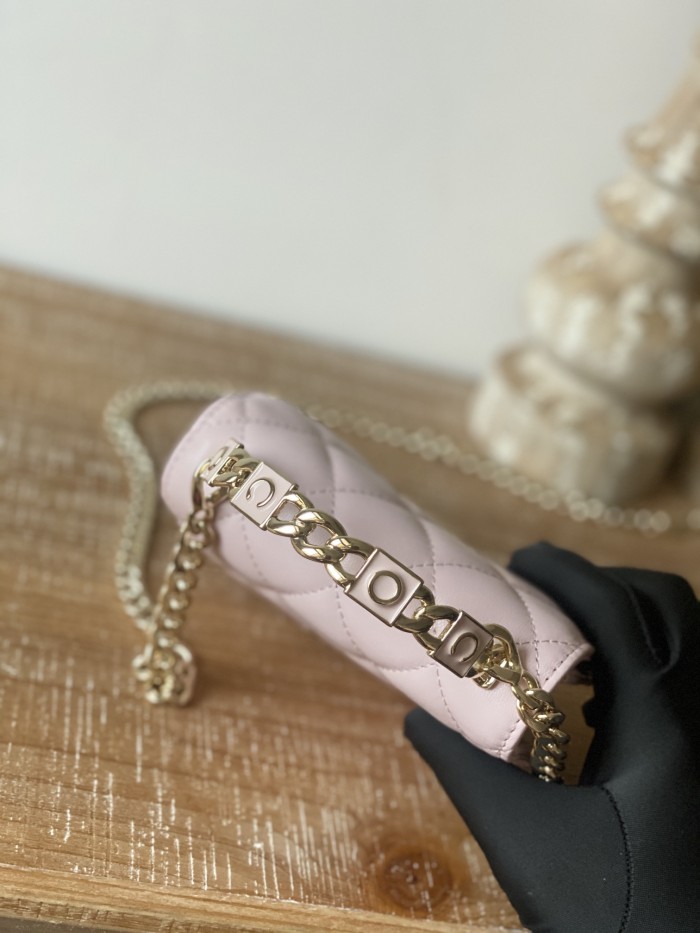  Handbag   Chanel  81197  size  9.5×13×6 cm