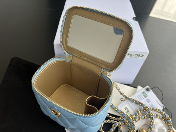  Handbag   Chanel  AP1447  size  8.5cmx11cmx7 cm 