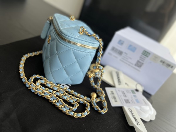  Handbag   Chanel  AP1447  size  8.5cmx11cmx7 cm 