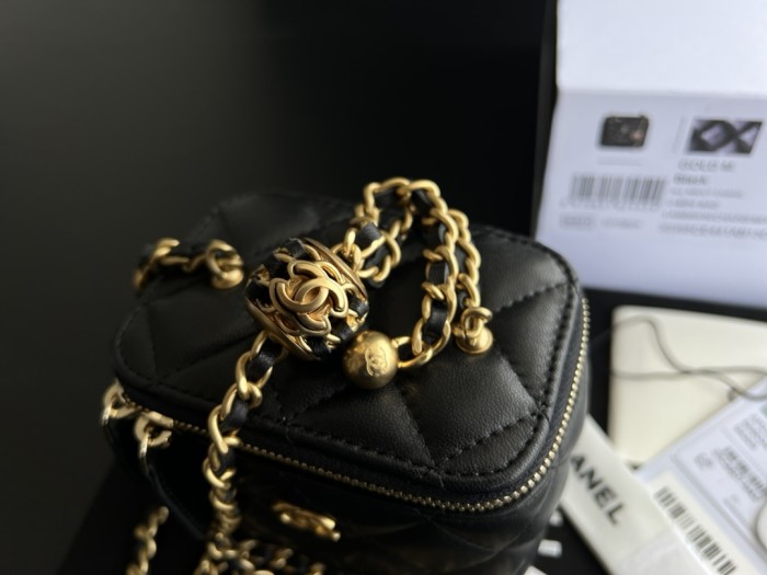 Handbag  Chanel  AP1447  size  8.5cmx11cmx7 cm