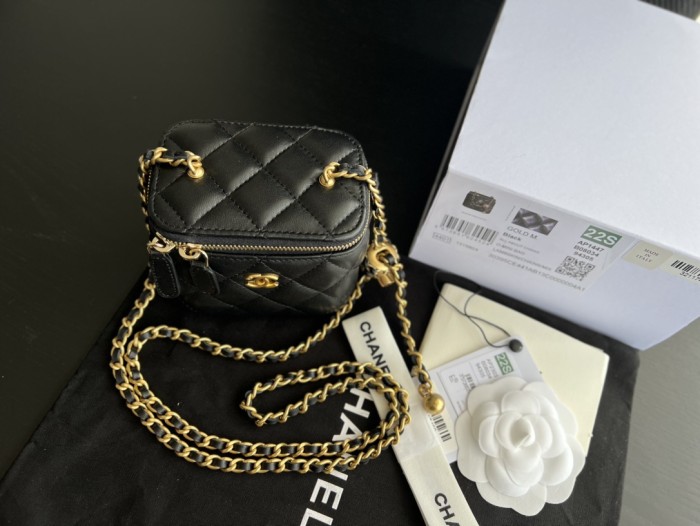 Handbag  Chanel  AP1447  size  8.5cmx11cmx7 cm