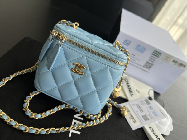  Handbag   Chanel  AP1447  size  8.5cmx11cmx7 cm 