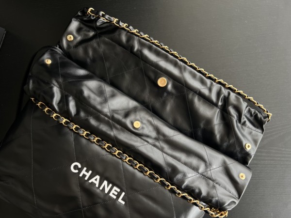  Handbag   Chanel  size  48cmx45cmx10 cm