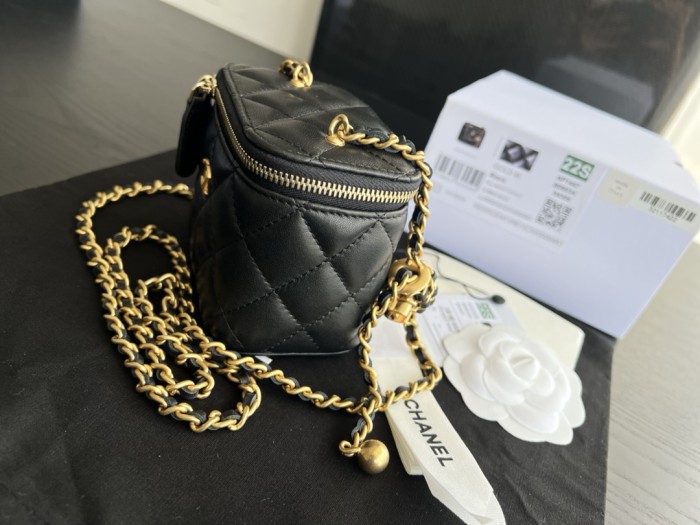  Handbag  Chanel  AP1447  size  8.5cmx11cmx7 cm