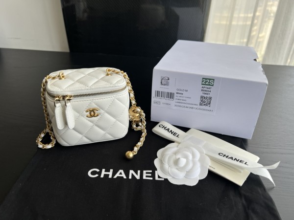  Handbag   Chanel AP1447  size  8.5cmx11cmx7 cm 