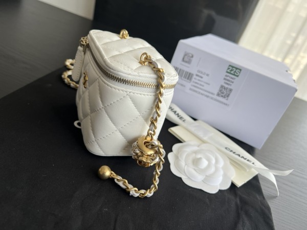  Handbag   Chanel AP1447  size  8.5cmx11cmx7 cm 