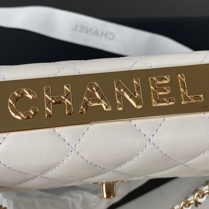  Handbag  Chanel  size  12.3x19.2x3.5 cm