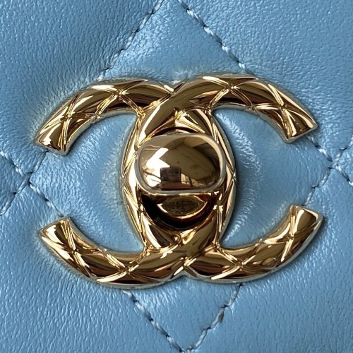  Handbag  Chanel  size  12.3x19.2x3.5 cm