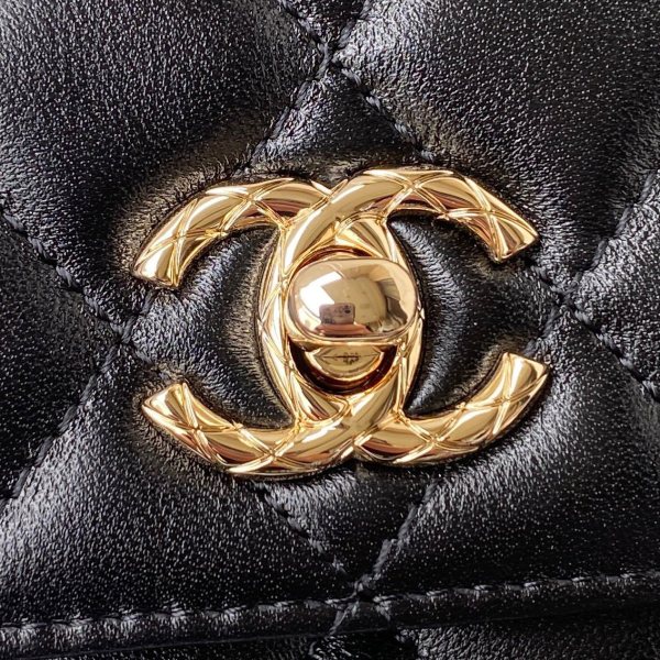Handbag   Chanel  size  12.3x19.2x3.5 cm