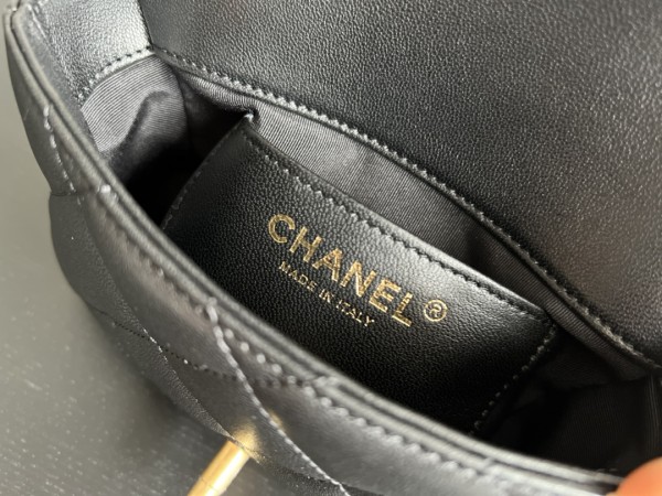  Handbag  Chanel  size 17 cm