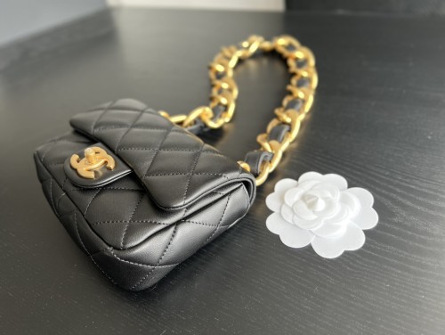  Handbag  Chanel  size 17 cm
