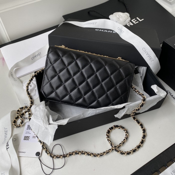 Handbag   Chanel  size  12.3x19.2x3.5 cm