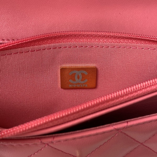  Handbag  Chanel  size  12.3x19.2x3.5 cm