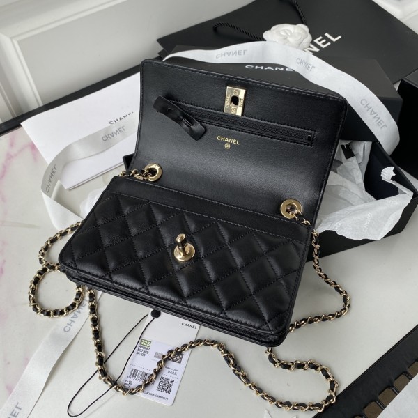 Handbag   Chanel  size  12.3x19.2x3.5 cm