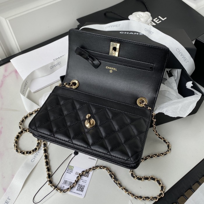 Handbag   Chanel  size  12.3x19.2x3.5 cm