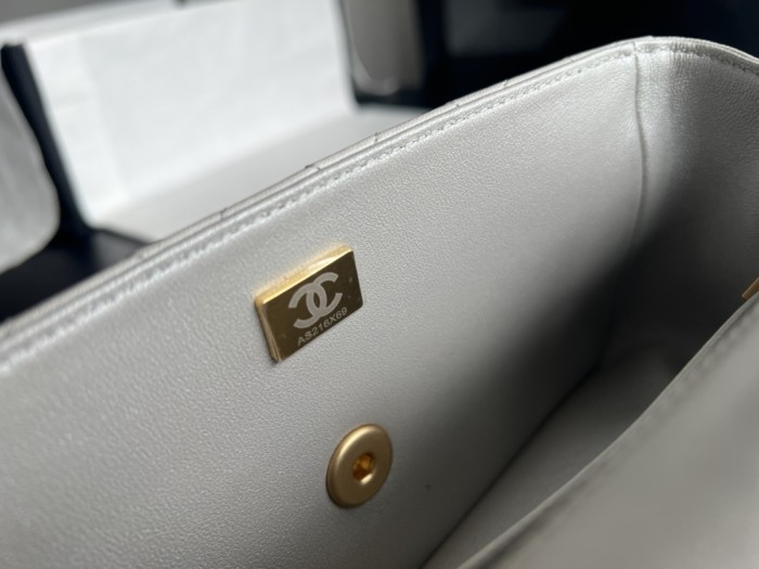  Handbag   Chanel  AS2431 size  20cmx13cmx9 cm