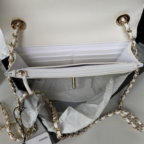  Handbag  Chanel  size  12.3x19.2x3.5 cm