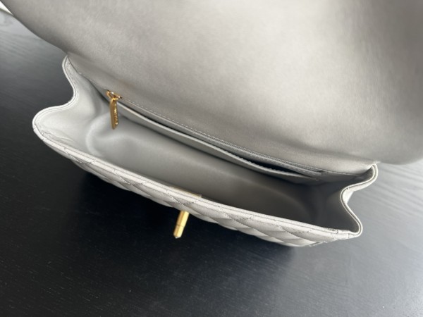  Handbag   Chanel  AS2431 size  20cmx13cmx9 cm