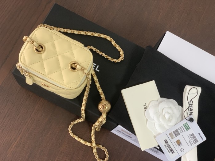 Handbag   Chanel  size  8.5cmx11cmx7 cm