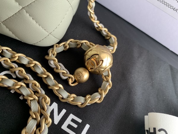  Handbag   Chanel  size 8.5cmx11cmx7  cm 