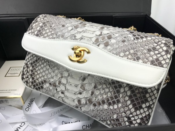 Handbag  Chanel  size  24.5cm*15.5cm*8.5 cm