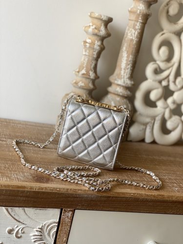  Handbag   Chanel 88631  size  11 11 5 cm