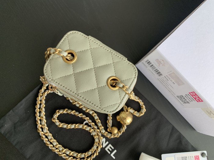  Handbag   Chanel  size 8.5cmx11cmx7  cm 