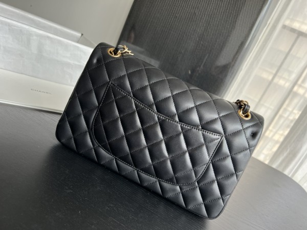 Handbag   Chanel   size  28 cm