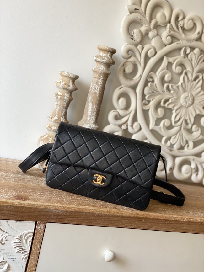  Handbag Chanel   A86  size 25 15 6.5 cm