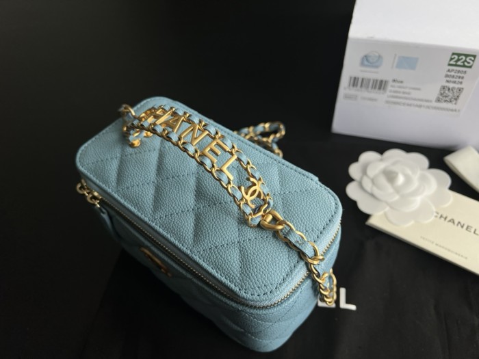 Handbag   Chanel AP2805  size  17cmx9.5cmx8 cm
