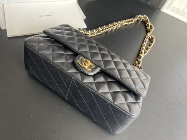 Handbag   Chanel   size  28 cm