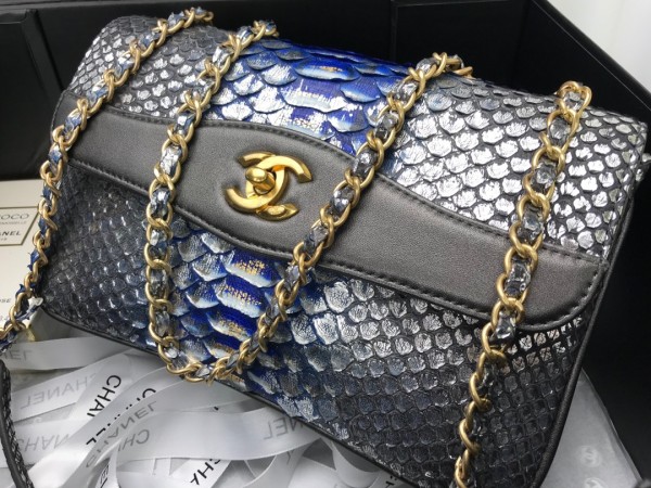  Handbag Chanel  size 24.5cm*15.5cm*8.5 cm.
