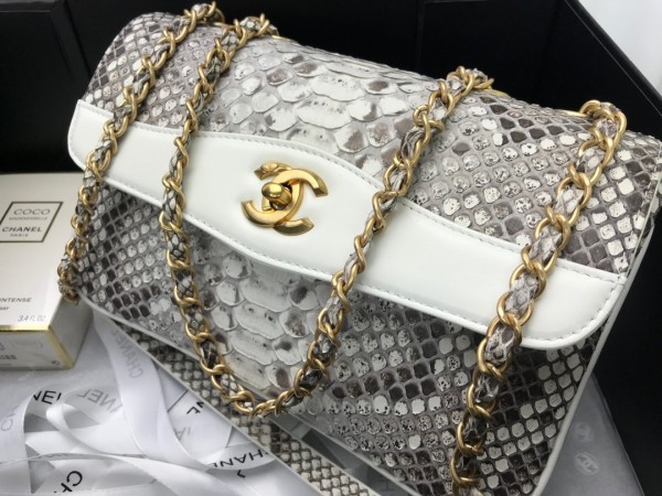 Handbag  Chanel  size  24.5cm*15.5cm*8.5 cm