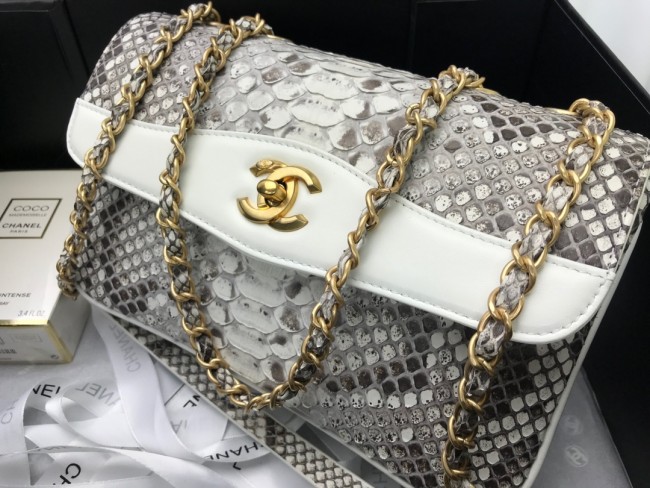 Handbag  Chanel  size  24.5cm*15.5cm*8.5 cm