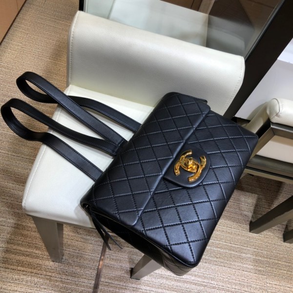  Handbag  Chanel  A088  size 30x8x21 cm