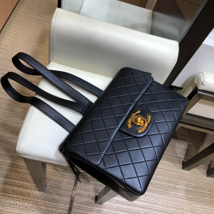  Handbag  Chanel  A088  size 30x8x21 cm