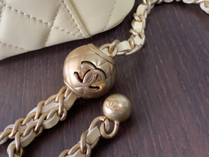 Handbag   Chanel  size  8.5cmx11cmx7 cm