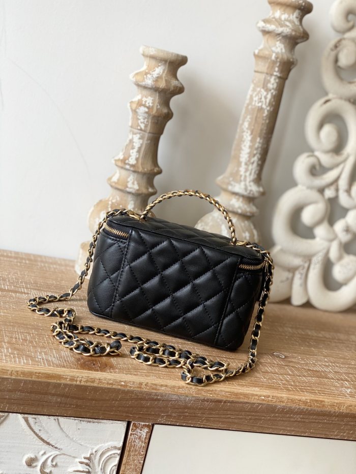  Handbag   Chanel  81195  size 16  9.5  8 cm