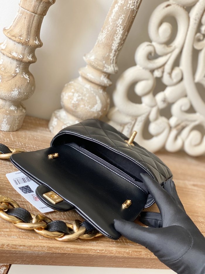  Handbag   Chanel 3213  size  13*17*6  cm