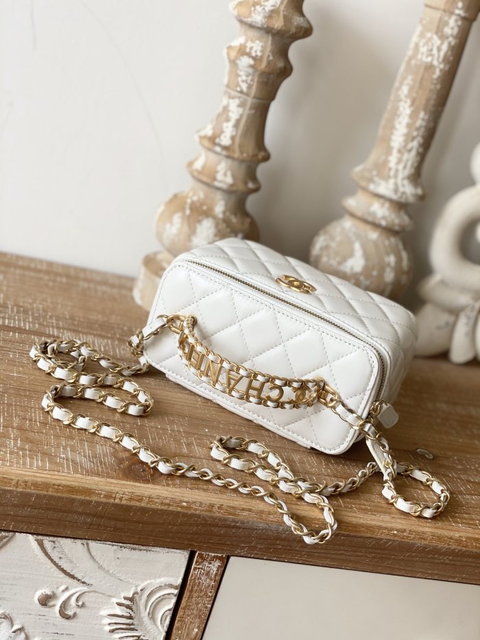  Handbag   Chanel  81195  size 16  9.5  8 cm