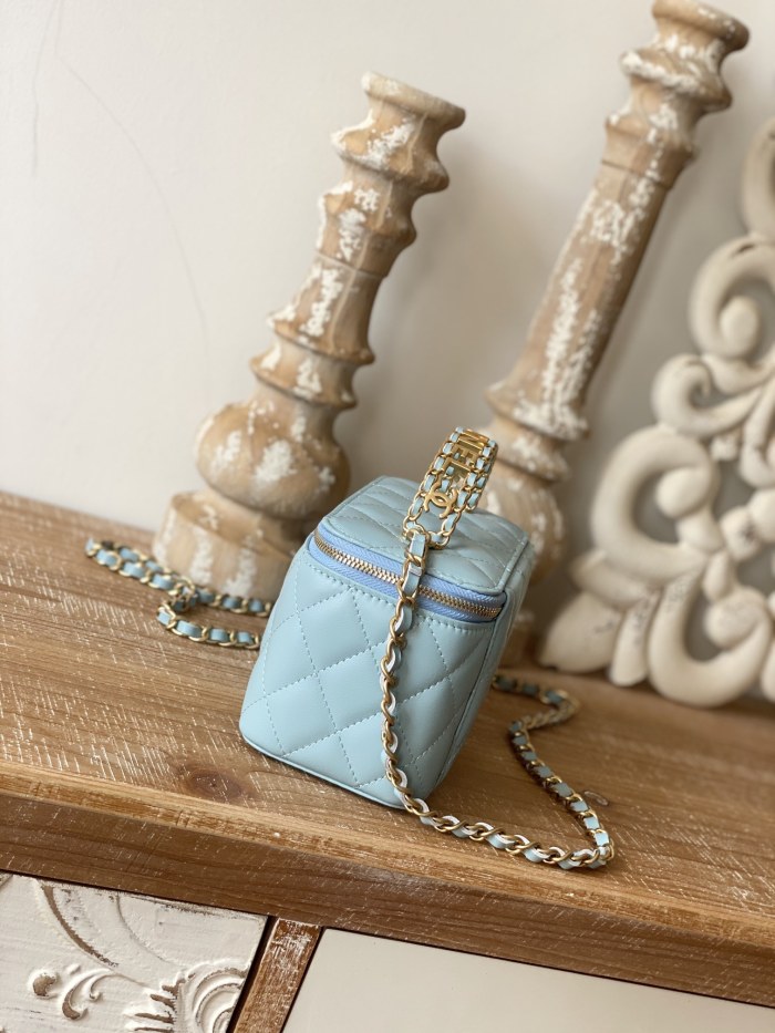  Handbag   Chanel 81195  size  16  9.5  8 cm