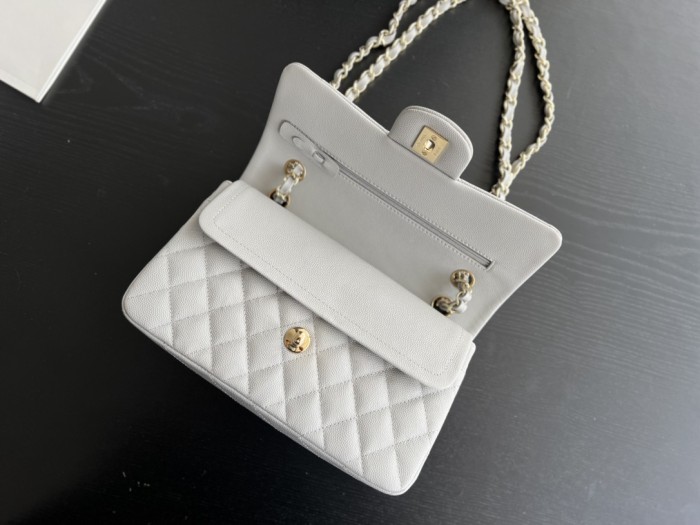 Handbag   Chanel  size  23 cm