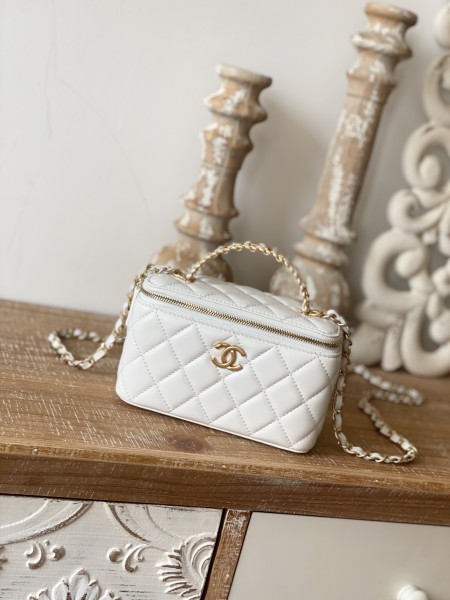  Handbag   Chanel  81195  size 16  9.5  8 cm