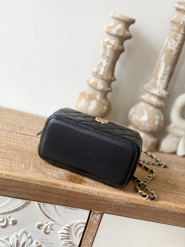  Handbag   Chanel  81195  size 16  9.5  8 cm