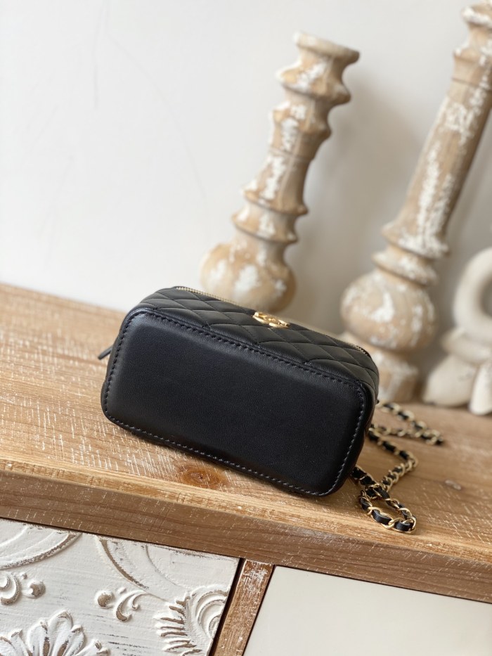  Handbag   Chanel  81195  size 16  9.5  8 cm