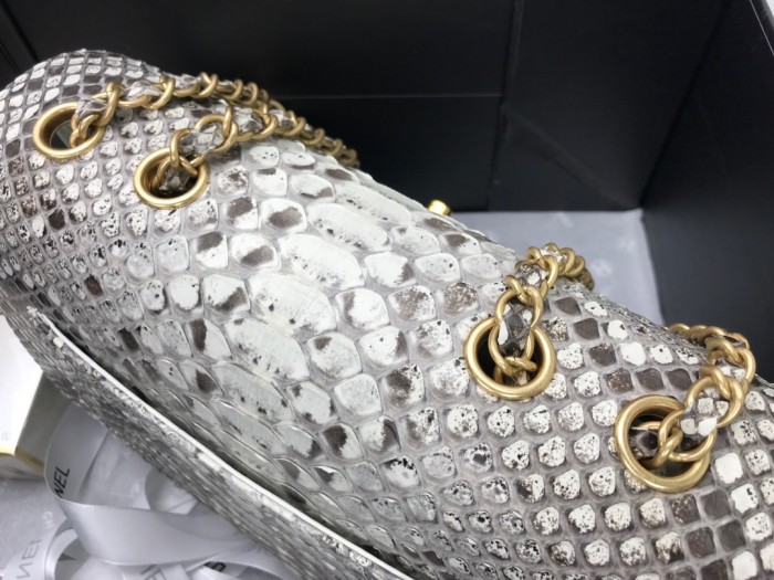 Handbag  Chanel  size  24.5cm*15.5cm*8.5 cm