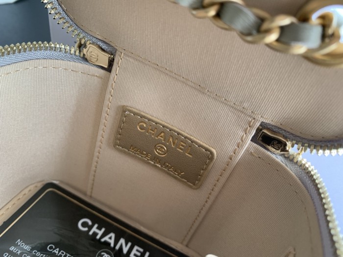 Handbag   Chanel  size 8.5cmx11cmx7  cm 