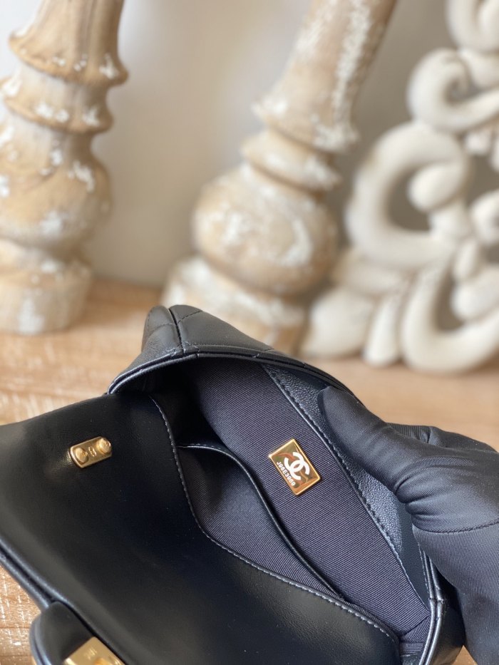  Handbag   Chanel 3213  size  13*17*6  cm